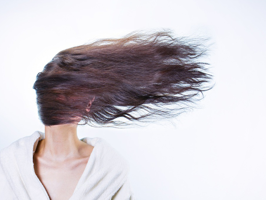 Patientin mit langen Haaren, die im Wind ihr Gesicht völlig verdecken