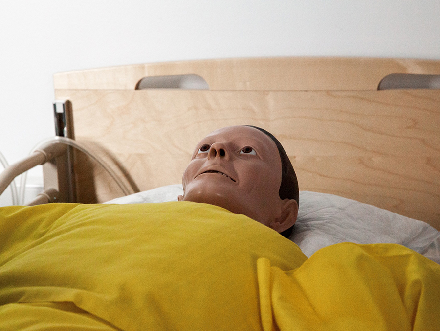 Medizinischer Dummy-Patient liegt im Krankenhausbett