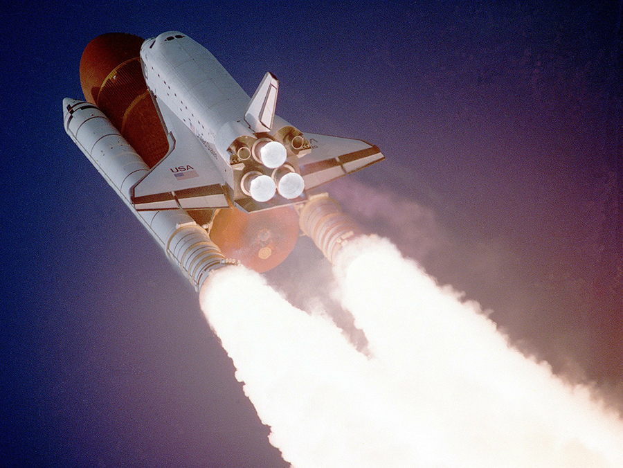 Spaceshuttle beim Start mit viel medizinisch weissem Dampf vor blauem Himmel