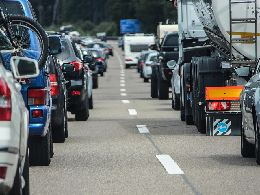 Arzt-Autos in Kolonne auf der Strasse in zwei Reihen