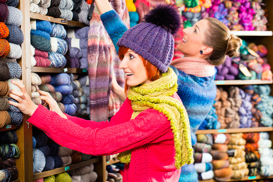 Zwei Frauen im Laden mit vielen bunten Wollknäulen